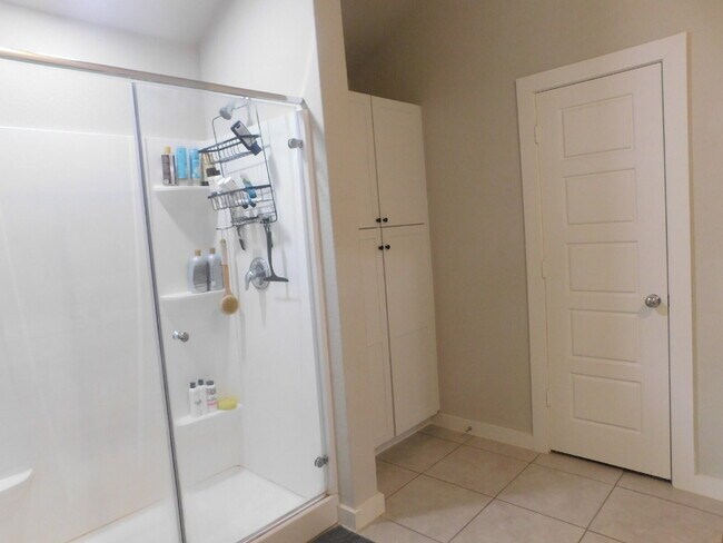 Building Photo - "Spacious 4-Bedroom Gem in San Antonio – Y...