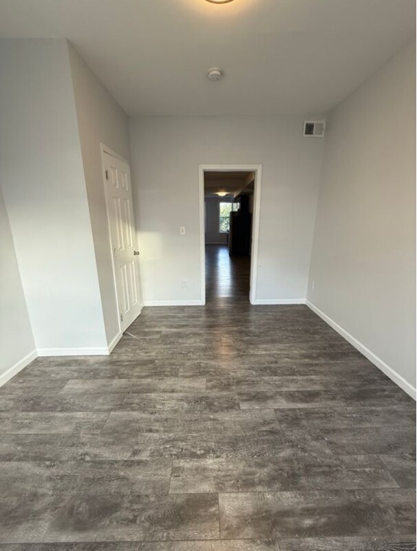 Building Photo - 148 3rd St