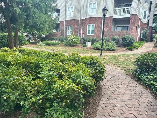 Building Photo - Adorable 2 Bedroom Condo!