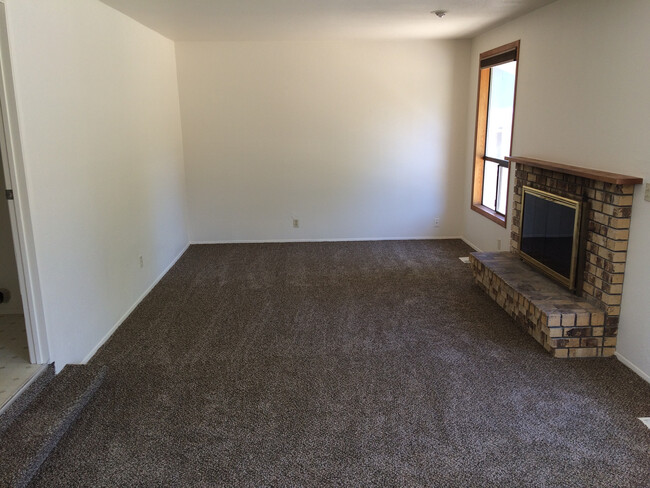 Building Photo - 3bed 2 bath House For Rent!