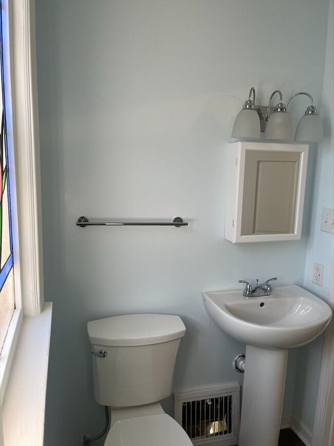 Building Photo - Adorable updated home in Moline!