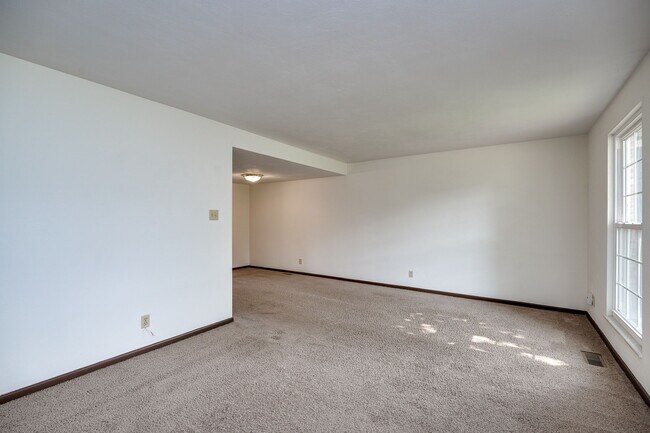 Building Photo - 2215 Barclay Ct