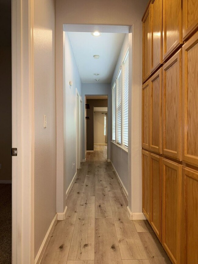 Building Photo - Polished and Chic 4/2 Available NOW!!