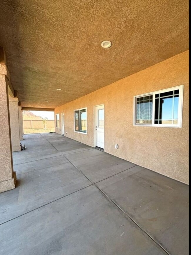 Building Photo - 9875 Magnolia Ave