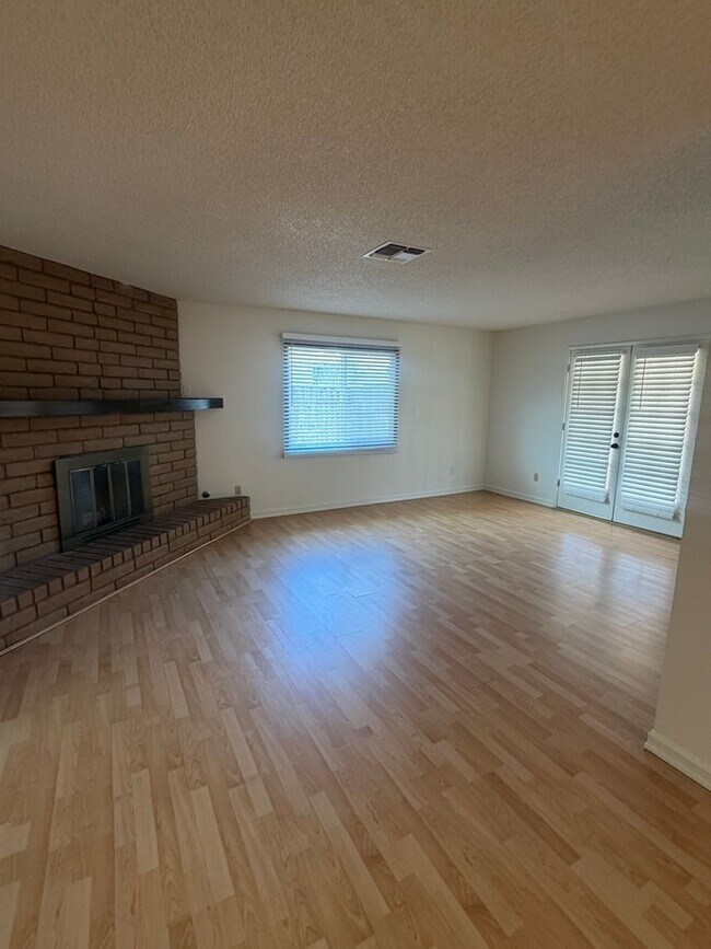 Building Photo - Charming 3 bedroom 2 bathroom home located in Hanford