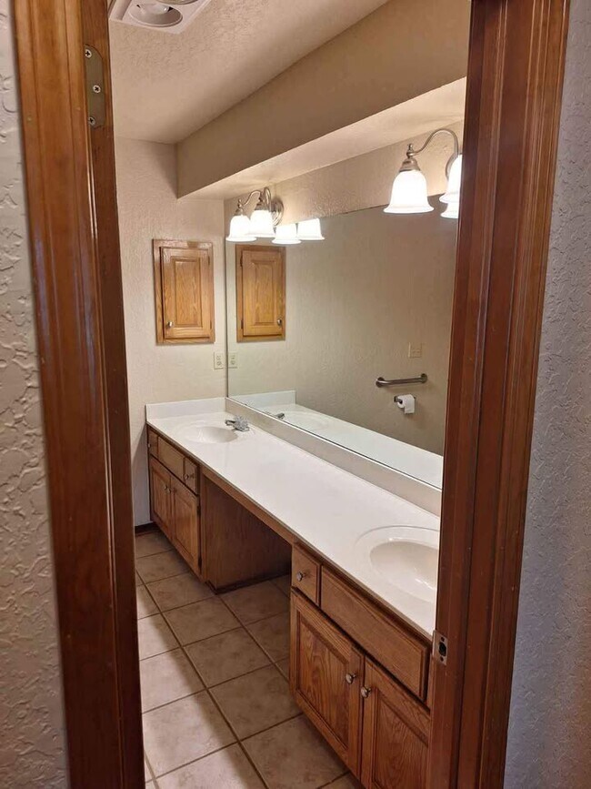 Building Photo - 1701 Pinnacle Ln