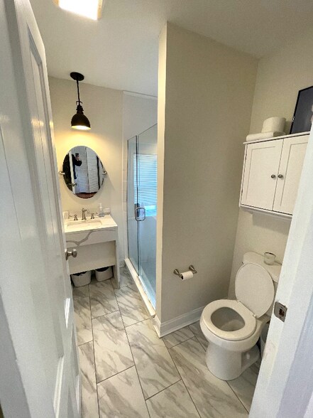 Building Photo - 81 Lloyd Ave