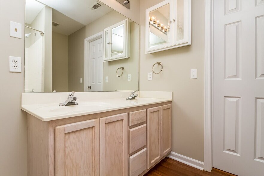 Building Photo - 7113 S Hampton Blvd