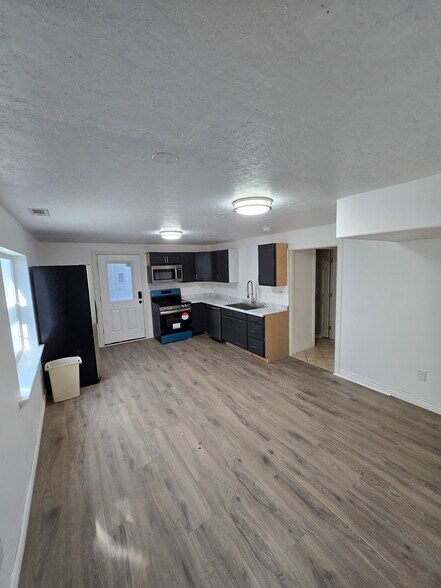 Building Photo - 13536 S Rose Hill Dr