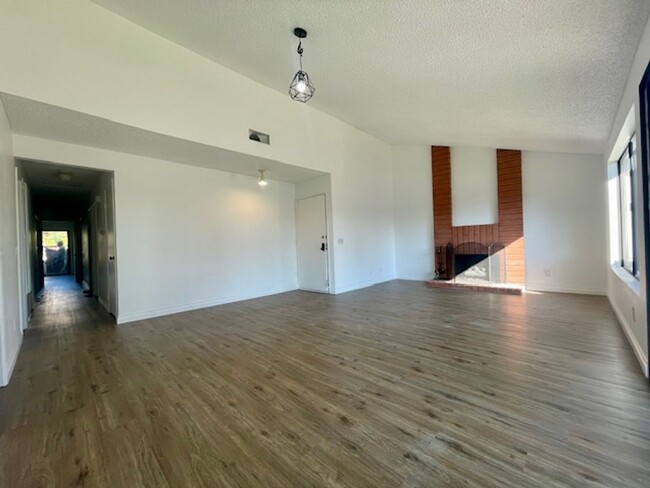 Building Photo - Gorgeously Updated 3 Bedroom Condo in Esco...