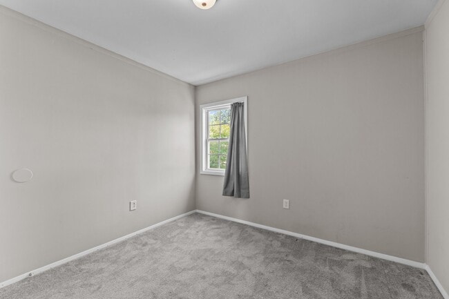 Building Photo - 2014 Somerville Dr