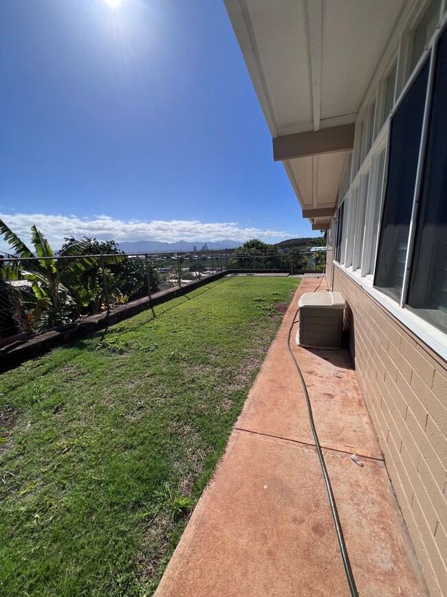 Building Photo - Amazing 3 Bedroom 2.5 Bath * Lanai * AC