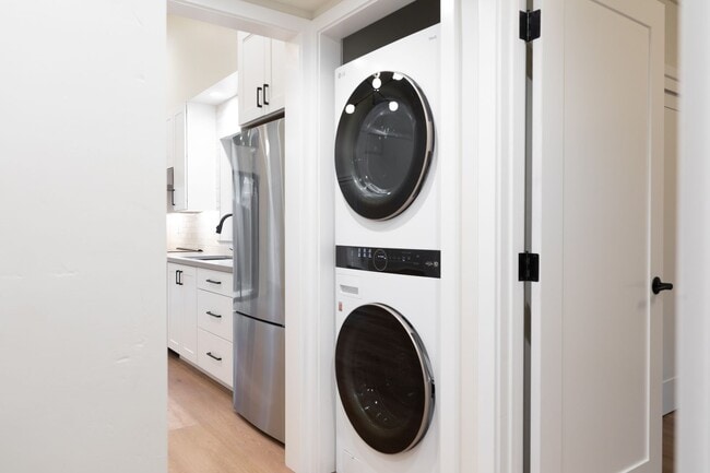Building Photo - Private, Elegant and Sophisticated Westsid...