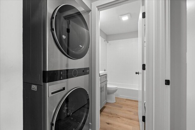 Building Photo - Luxury One Bedroom - Completely Renovated