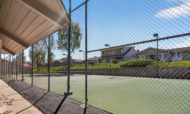 Building Photo - Updated and Move-In Ready!