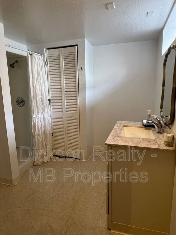 Building Photo - 631 Cheney St