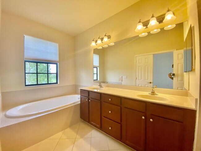 Building Photo - 10283 Wellington Parc Dr