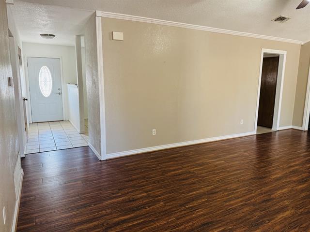 Building Photo - 912 Woodview Dr