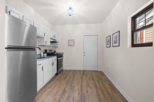 Building Photo - FULLY UPDATED 2 BR, 1 BA Single Family Home in Edgewood - SHARP!