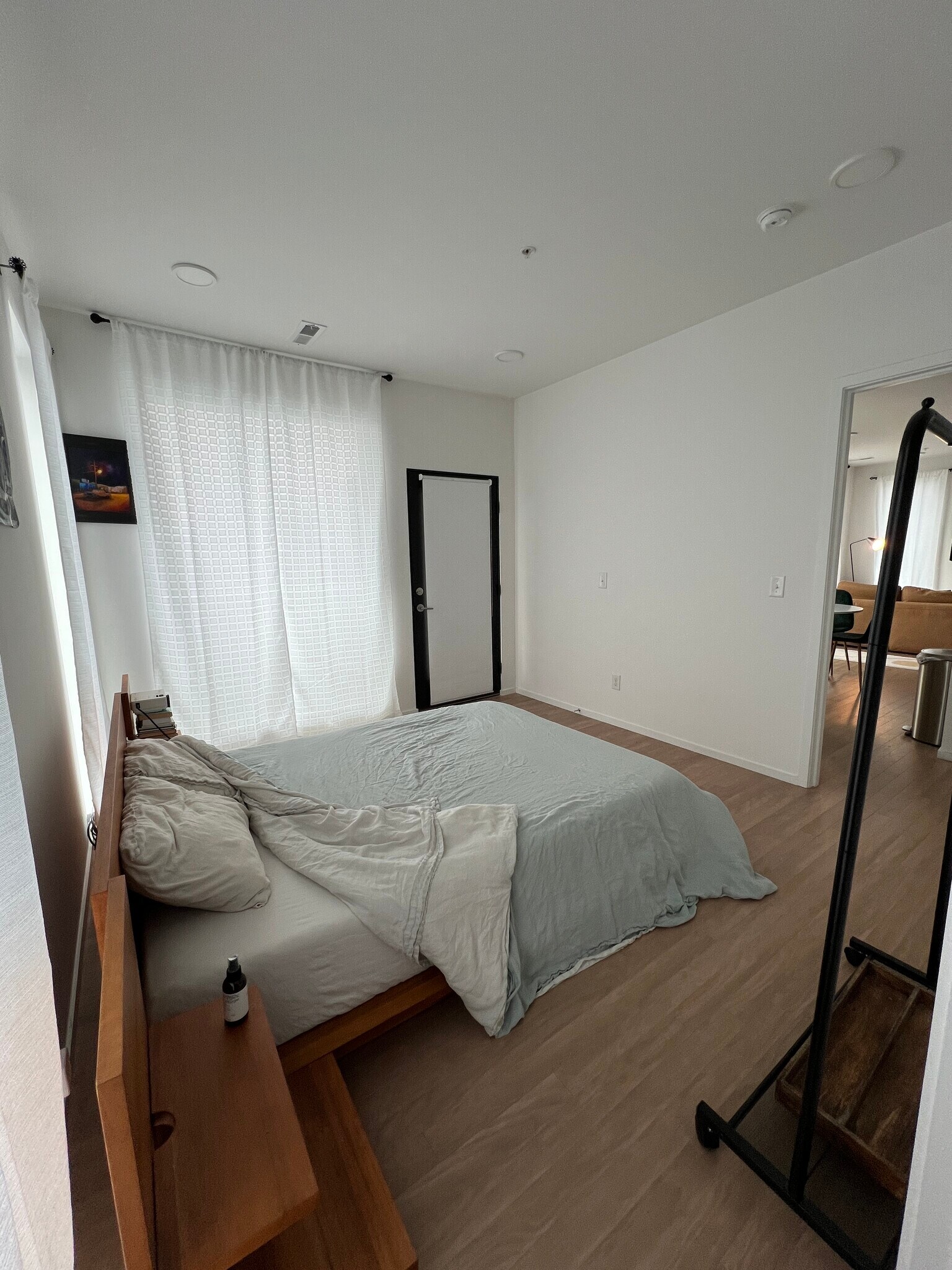 Bedroom with curtains - 806 Olympic St