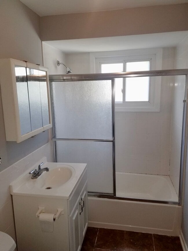 Building Photo - Cozy 3 bedroom 1.5 Bathroom Townhouse! Hardwood Throughout! Parking Included In Rent! Available f...