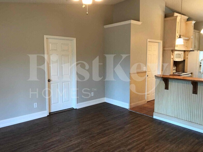 Building Photo - 1609 Whiting St SE