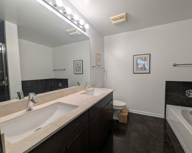 Building Photo - 1134 W Granville Ave