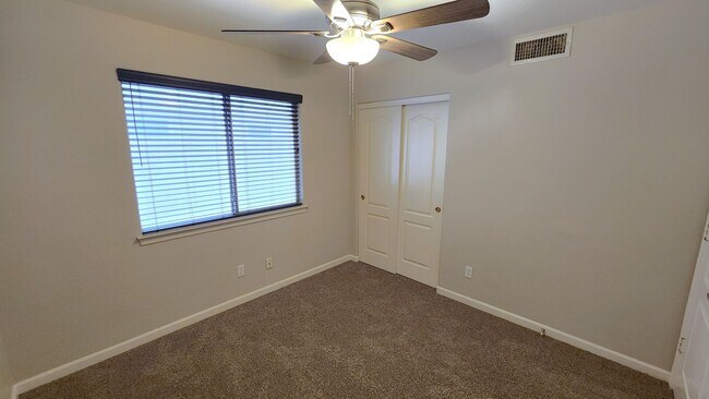 Building Photo - 4 Bedroom Home in the Silverhawke Communit...