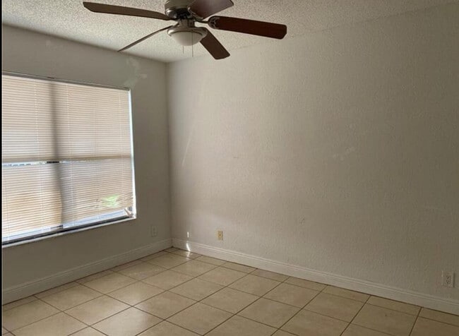 Building Photo - 1455 Lake Crystal Dr