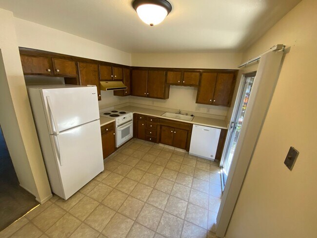 Building Photo - Very clean and Beautiful Apartment for rent in Visalia