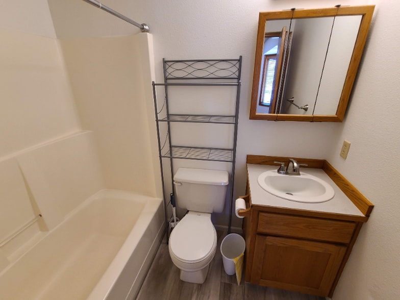 Building Photo - 547 NE 27th St