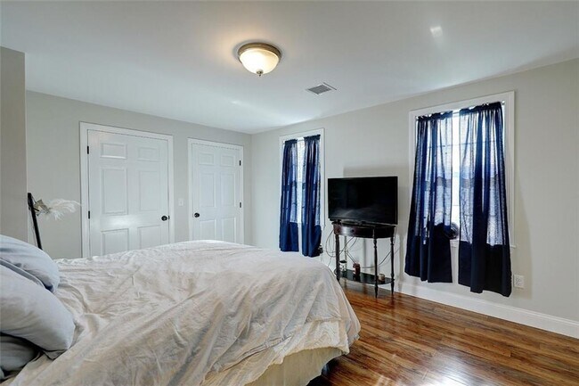 Building Photo - 216 Maple Ave