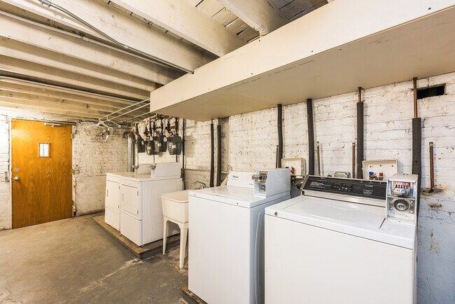 Building Photo - 4242 W Wrightwood Ave