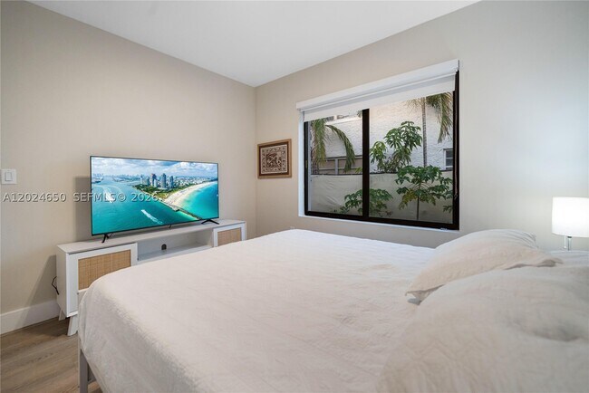 Building Photo - 1663 SW 13th St
