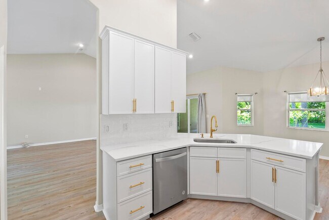 Building Photo - 24 Lakecliff Dr