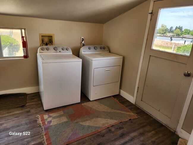 Building Photo - Beautiful home in a private country setting - Lots of light, Great Location.