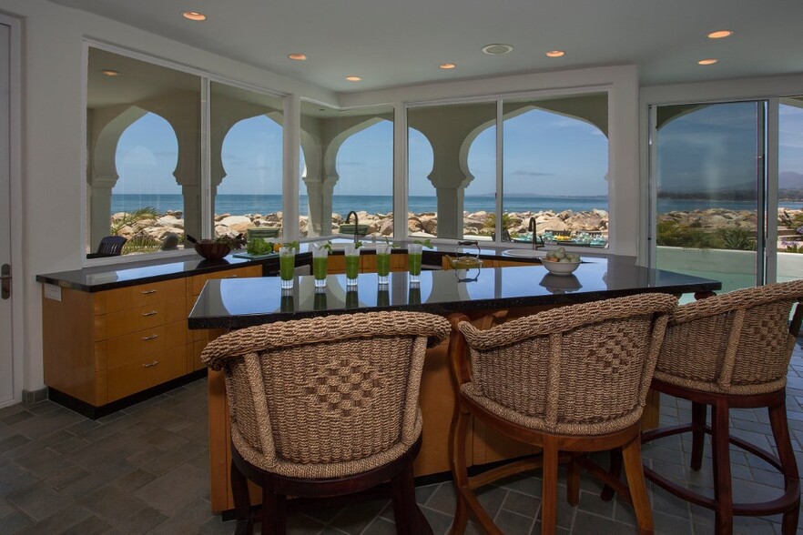 Oceanfront Estate: Kitchen - 871 Sand Point Rd