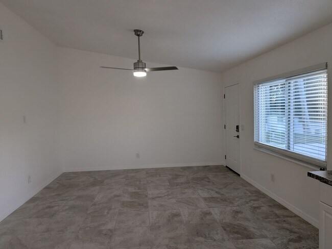 Building Photo - Nice 2/2 duplex in Crystal River