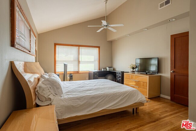 Building Photo - 19439 Oxnard St