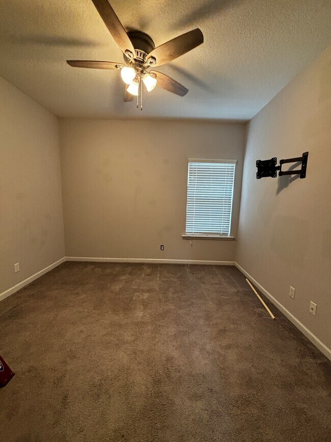 Building Photo - 653 Red Oak Ln