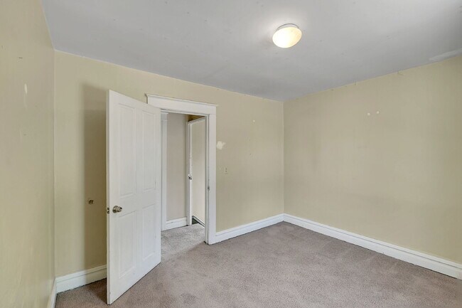 Building Photo - $2,395 - 2 Bed, 2 Bath Townhome in Great D...