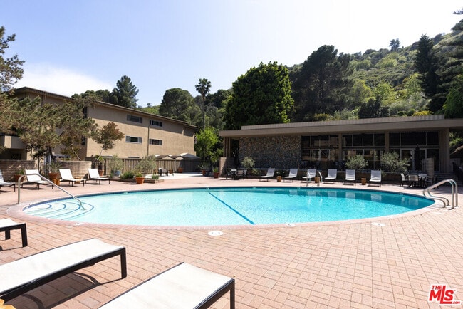 Building Photo - 6708 Hillpark Dr