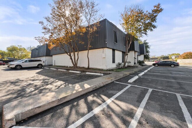 Building Photo - 1720 Wooten Park Dr