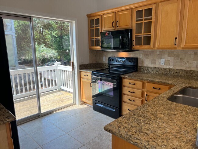 Building Photo - Beautiful Home, Mid-Island in Yacht Cove!
