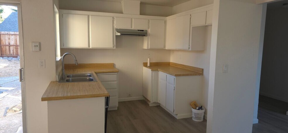 Building Photo - 915 Almond Blossom Dr