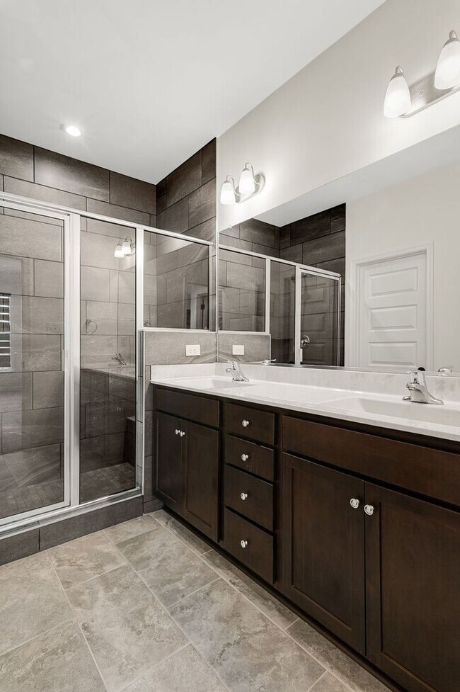 Building Photo - Modern End-Unit Townhome in Rocketts Landing – Prime Richmond Location