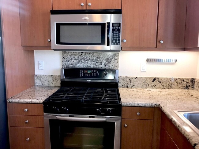 Building Photo - Located in the very popular northwest area...