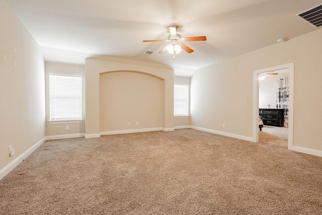 Building Photo - 529 England St