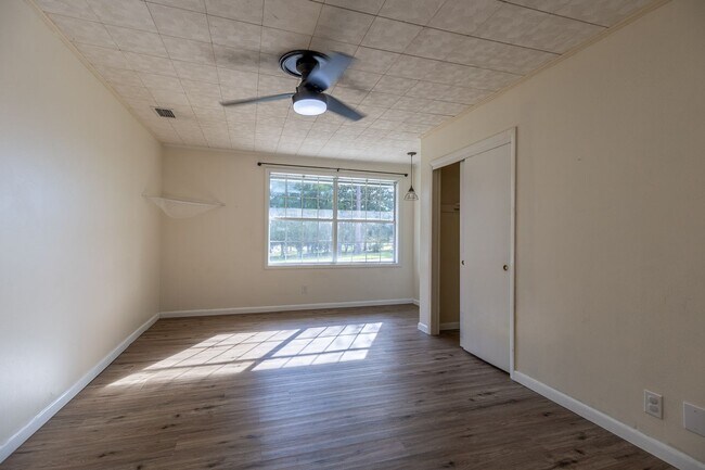 Building Photo - 559 Marsim Dr