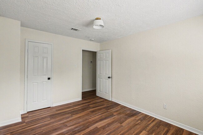 Building Photo - 2430 Summer Spring Dr